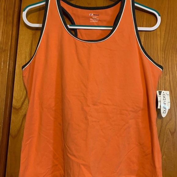 St. John’s Bay Active Razorback tank - built in bra nwt size XL - Picture 1 of 3